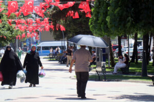 موجة الحر تغيّر ملامح المدن التركية.. شوارع مهجورة وشواطئ مكتظة وحدائق تتحول إلى ملاجئ