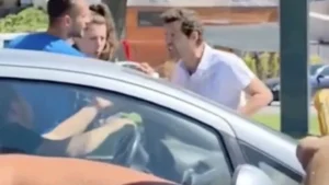 ممثل تركي شهير يفقد أعصابه في ازدحام مروري بإزمير