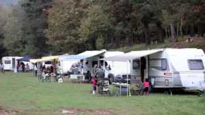 لا مكان في الفنادق؟ تعرف على أرخص خيارات التخييم في تركيا لصيف 2025