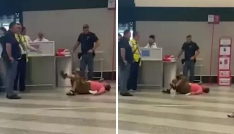 أزمة حقيبة اليد في المطار: امرأة ألقت بنفسها على الأرض والفوضى تعم المكان والجميع في حالة صدمة