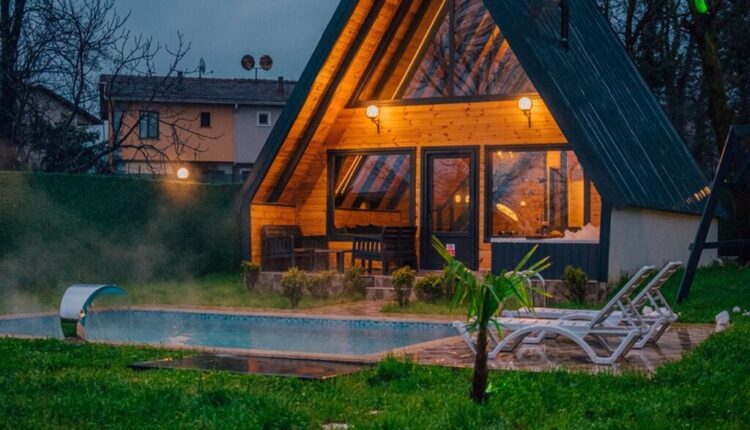 الشرطة التركية تُفكك شبكة احتيال إلكتروني استهدفت السياح عبر “أكواخ وهمية”