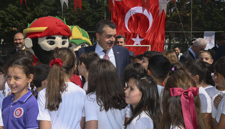 تركيا تقرر إعادة الزي المدرسي الإلزامي وتدرس تعديل نظام التعليم 4+4+4