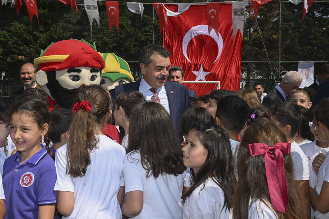 تركيا تقرر إعادة الزي المدرسي الإلزامي وتدرس تعديل نظام التعليم 4+4+4