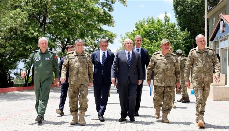 تركيا تتحرك عسكريًا: زيارة مفاجئة لوزير الدفاع إلى المنطقة الحدودية مع إيران