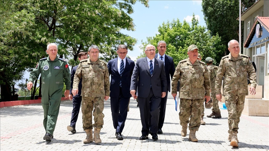 تركيا تتحرك عسكريًا: زيارة مفاجئة لوزير الدفاع إلى المنطقة الحدودية مع إيران