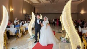 من مزحة إلى زواج حقيقي.. مواطن تركي يتزوج من فتاة إندونيسية بعد قصة حب غير متوقعة