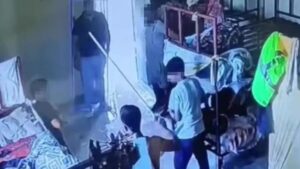 طفل يُضرب ويُحتجز 10 أيام في أضنة.. فيديو يفضح جريمة تهز الضمير التركي