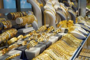 الذهب على أبواب رقم تاريخي جديد!.. هل نشهد قفزة مفاجئة؟