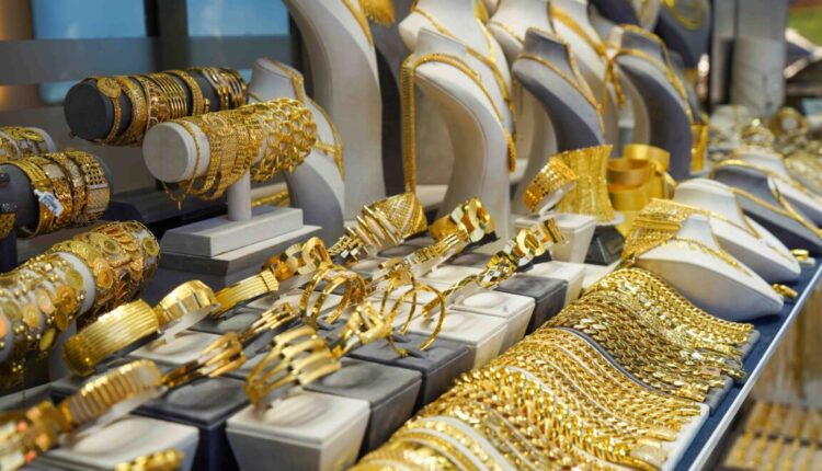 الذهب على أبواب رقم تاريخي جديد!.. هل نشهد قفزة مفاجئة؟