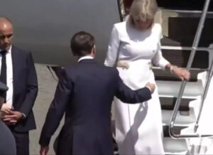 أمام الكاميرات في بريطانيا.. بريجيت تتجاهل يد ماكرون وتشعل عاصفة تفاعل على مواقع التواصل