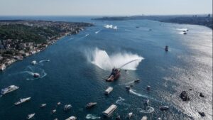 استعراض بحري مهيب يخطف الأنظار في إسطنبول