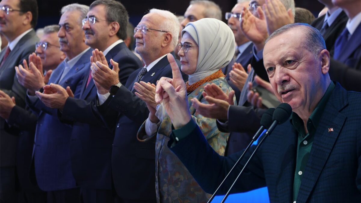 أغنية مفاجئة من العدالة والتنمية.. "العالم بانتظارنا" تُشعل القاعة! هذه كلماتها 25