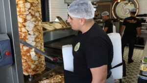 مشهد غريب في أضنة… ما الذي يربطه الطهاة على أجسادهم تحت لهيب الصيف؟