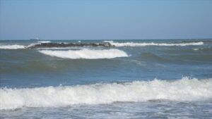 تحذير عاجل: مدينة تركية تمنع السباحة خوفاً من موجات خطيرة