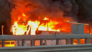 إغلاق كامل لطريق إسطنبول السريع بعد احتراق حافلة ركاب.. مشاهد مروعة وتفاصيل التحقيق