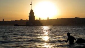 مساءً، إسطنبول تُفرغ شوارعها.. وهكذا يقضي سكانها أوقاتهم بعيدًا عن الحر