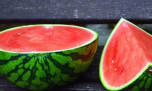 قبل أن تقطع البطيخ.. طبيب تركي يكشف خطأ قد يؤدي إلى التسمم