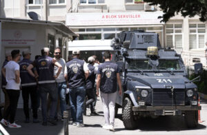 رسام “ليمان” يثير الجدل: وجدت الرسم مبهجًا ومحببًا..