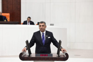 نائب من حزب الشعب الجمهوري يرد على أوزيل بعد تبرئته كاريكاتير “ليمان”