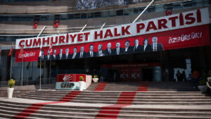 3 ساعات خلف الأبواب المغلقة.. أوزغور أوزيل يجتمع برؤساء البلديات تحت لافتة “الحرية”: لن نخضع للضغوط!