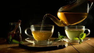 الصيف وموجة شاي الأعشاب.. تحذيرات من الإفراط ومضاعفات صحية خطيرة