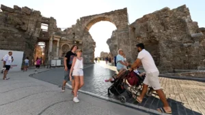 أنطاليا تواصل تحطيم الأرقام.. أكثر من 104 آلاف زائر أجنبي في يوم واحد فقط