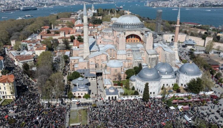 آيا صوفيا.. 5 سنوات من الأذان والصلوات بعد كسر القيود