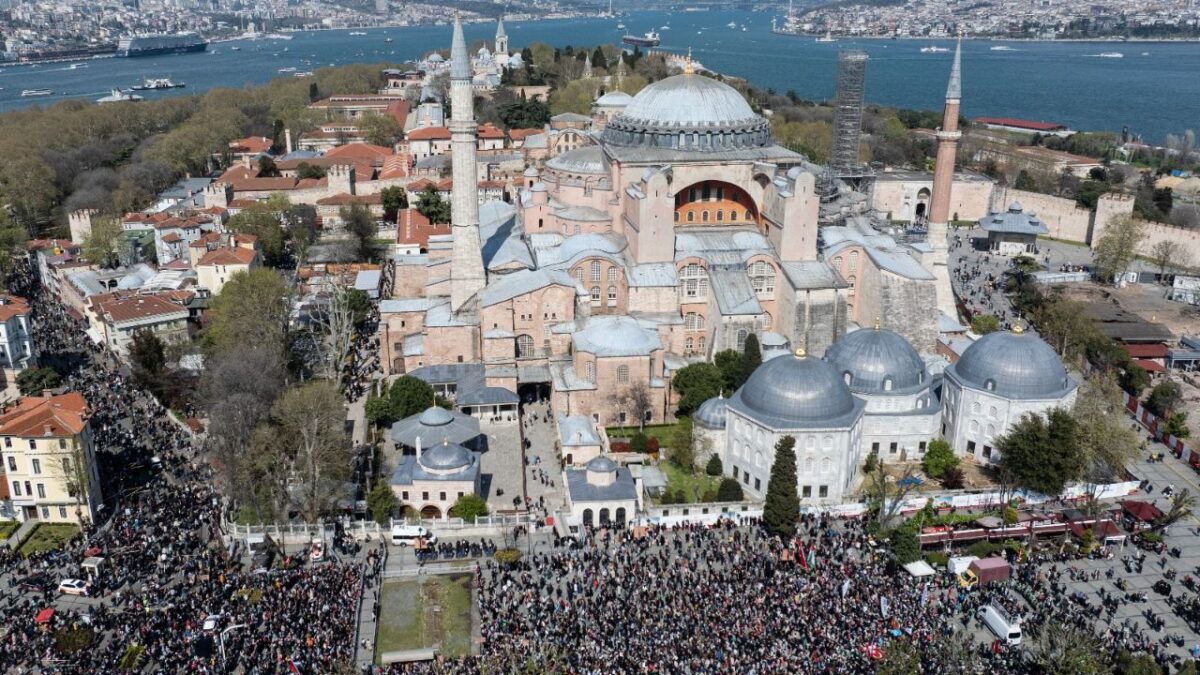 آيا صوفيا.. 5 سنوات من الأذان والصلوات بعد كسر القيود
