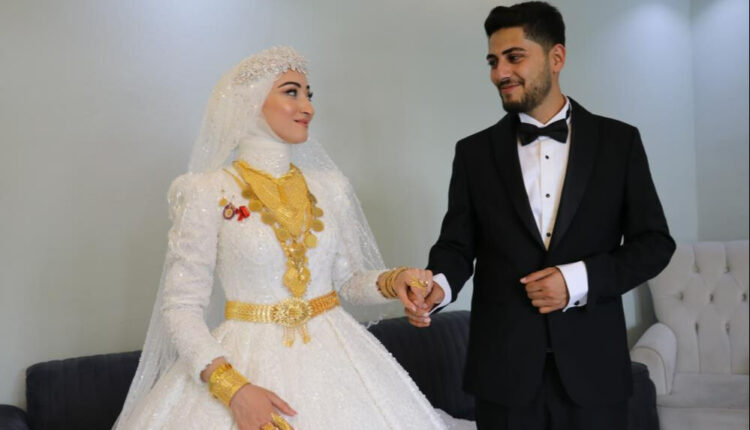 مشاهد غير مسبوقة في زفاف عشائري.. الذهب والمال يتصدران الحفل