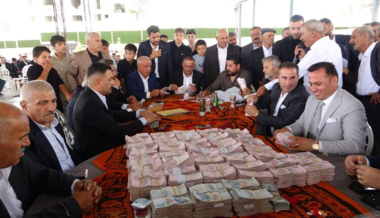 مشاهد غير مسبوقة بزفاف عشائري في تركيا.. الذهب والمال يتصدران الحفل 12