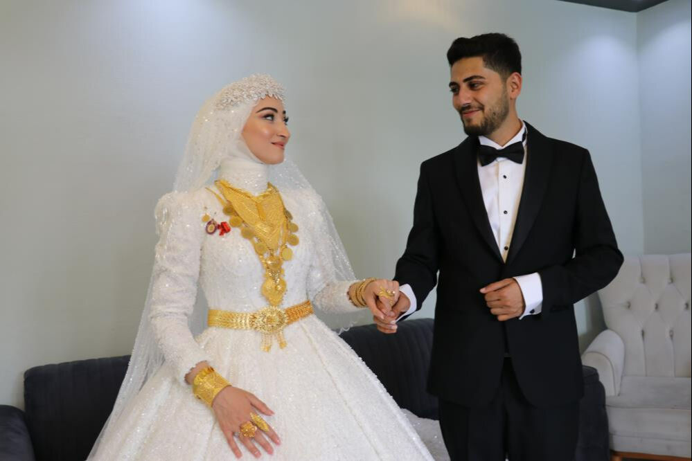 مشاهد غير مسبوقة في زفاف عشائري.. الذهب والمال يتصدران الحفل