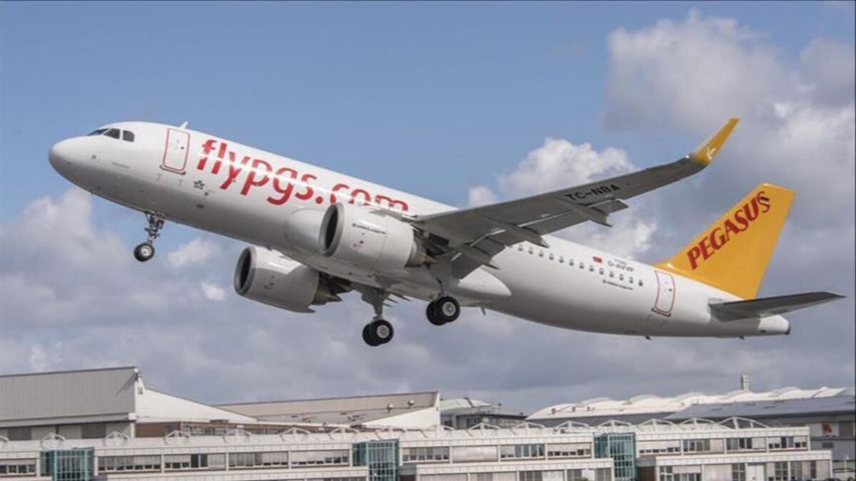 "بيغاسوس" تمنع استخدام الشواحن المحمولة أثناء الرحلات الجوية