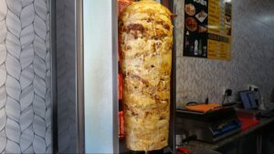 648 حالة تسمم في كوجالي التركية بسبب شاورما الدجاج... لائحة اتهام بحق صاحب المطعم والطاهي