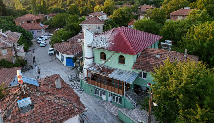 أضرار زلزال سندرجي في ولاية باليك أسير تتكشف مع بزوغ الفجر