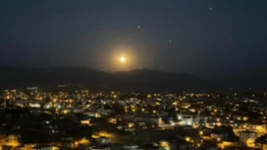 الليلة يظهر “القمر الدموي”.. هل ينذر بزلزال قريب؟