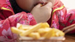 مفاجأة صامتة تهدد الأطفال عالميًا… ما الذي يخفيه وزنهم؟