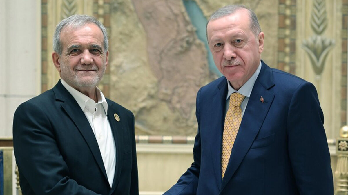 الرئيس التركي ونظيره الإيراني يسرقان الأضواء في قمة شنغهاي.. ماذا طلب بزشكيان من أردوغان؟ 11