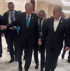 الرئيس التركي ونظيره الإيراني يسرقان الأضواء في قمة شنغهاي.. ماذا طلب بزشكيان من أردوغان؟ 13