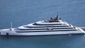 سفينة سياحية فاخرة ترسو في ألانيا التركية