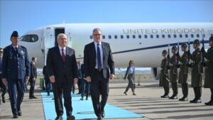 وزير الدفاع التركي يستقبل رئيس الوزراء البريطاني في أنقرة