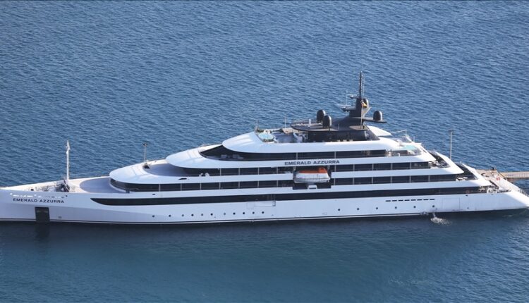 سفينة سياحية فاخرة ترسو في ألانيا التركية