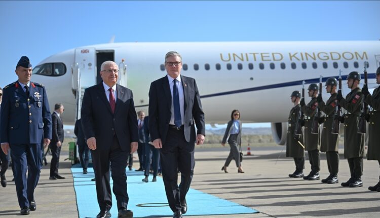 وزير الدفاع التركي يستقبل رئيس الوزراء البريطاني في أنقرة