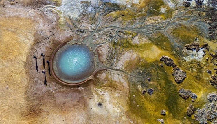 رقصة الماء والغاز في قلب تركيا.. فوارة باردة تخطف الأنظار