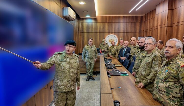 قائد القوات البرية التركي يتفقد مركز العمليات المشتركة التركية السورية