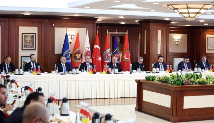 يجب دمج "قسد" في الجيش السوري بعد تطهيرها من الإرهابيين