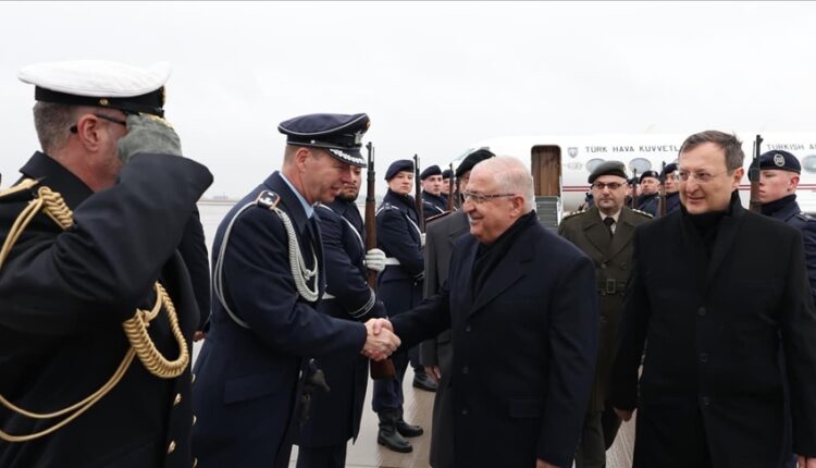 برلين.. مراسم استقبال عسكرية لوزير الدفاع التركي