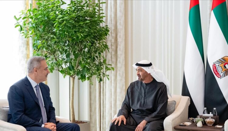 رئيس الإمارات يستقبل وزير خارجية تركيا