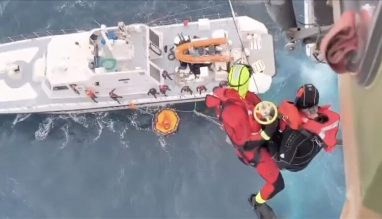 الدفاع التركية تنشر مشاهد إنقاذ مهاجرين غرق قاربهم غربي البلاد