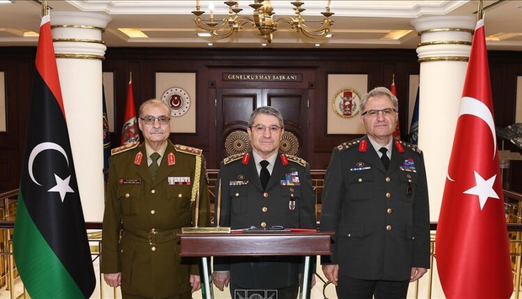 رئيس الأركان التركي يستقبل قائد القوات البرية الليبية