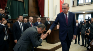 الرئيس أردوغان يُحرج نائب تركي ويسحب يده بقوة رافضاً تقبيلها أمام الكاميرات!